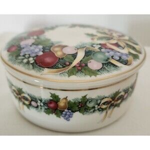 Vintage 80’s Mikasa Christmas Wreath Bouquet Round Trinket Powder Box & Lid